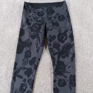 Lululemon Women's Activewear Pants Size 4 24x21 Gray Black Floral Compression